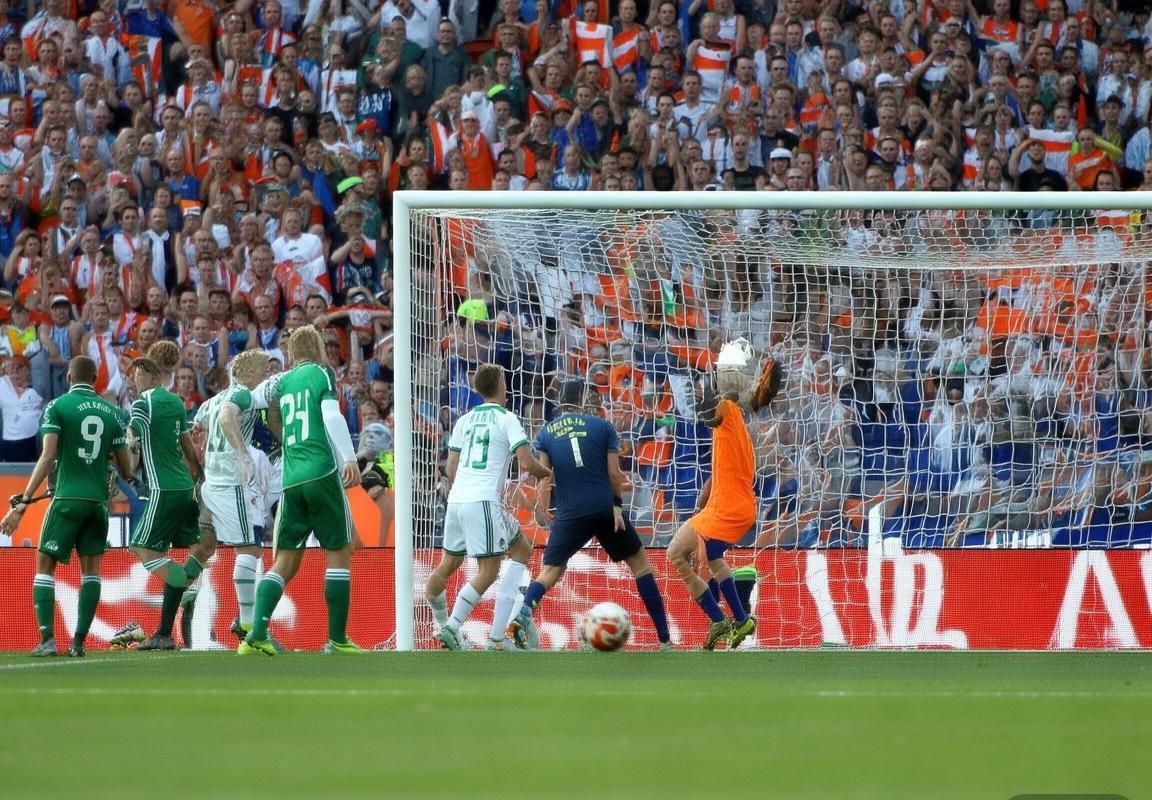 北爱荷足球对决：激情碰撞与战术解析